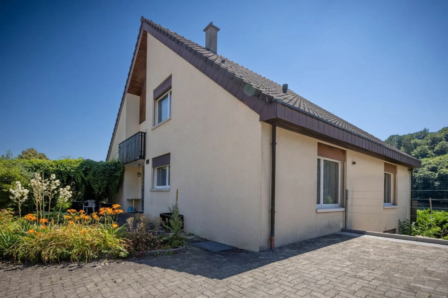 Freistehendes Einfamilienhaus mit Sonnenterrassen und Einliegerwohnung - Foto 4 von 30