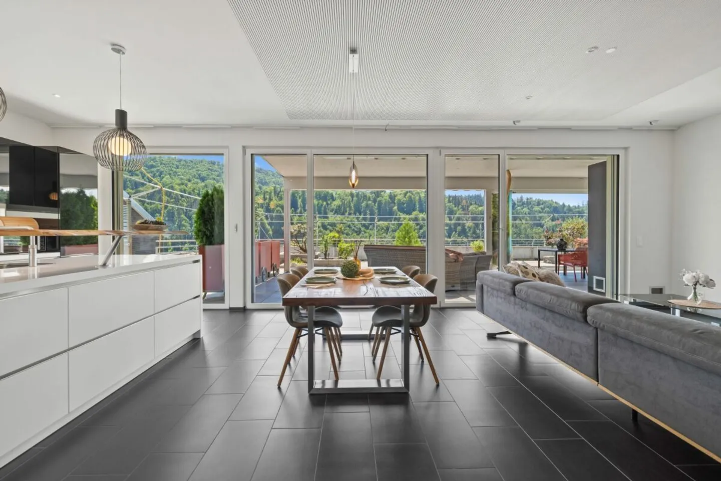 ELEGANT TERRACE SPECTACLE - Photo 1 of 9