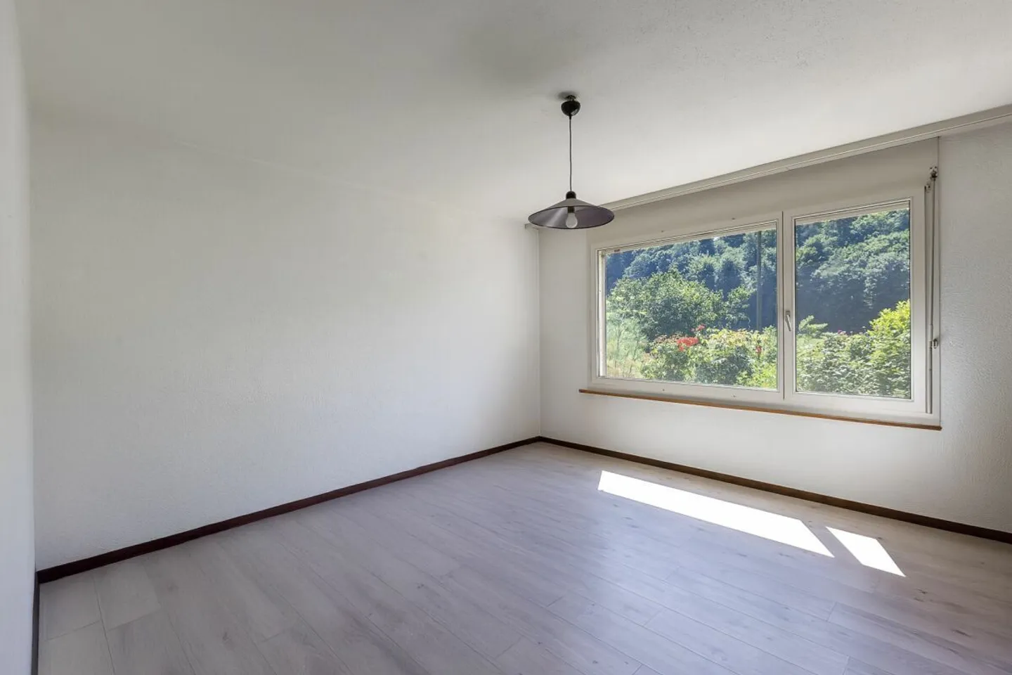 Freistehendes Einfamilienhaus mit Sonnenterrassen und Einliegerwohnung - Foto 13 von 30