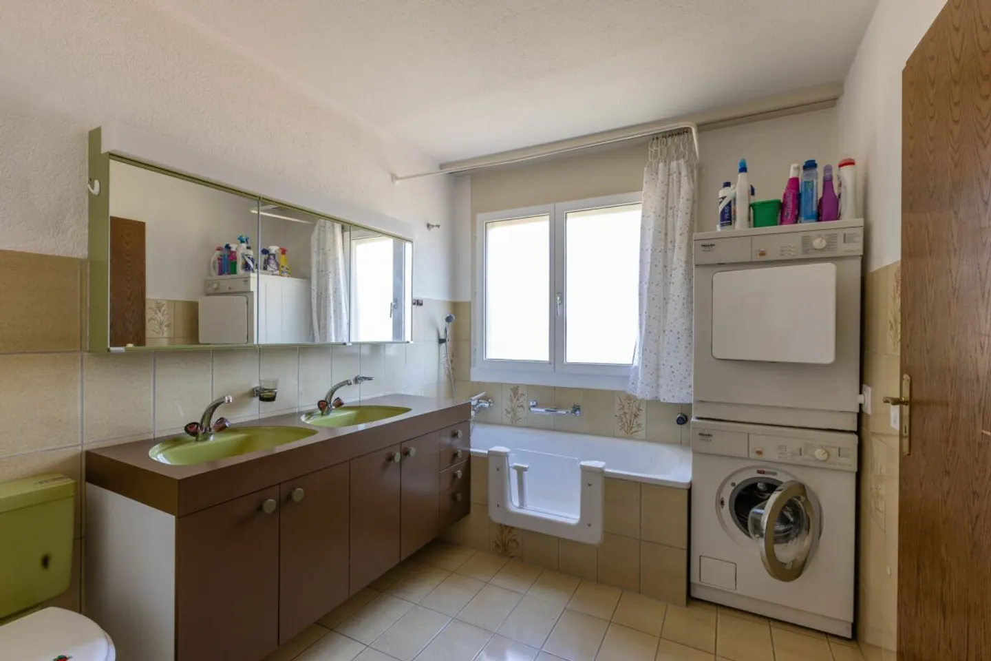 Freistehendes Einfamilienhaus mit Sonnenterrassen und Einliegerwohnung - Foto 16 von 30