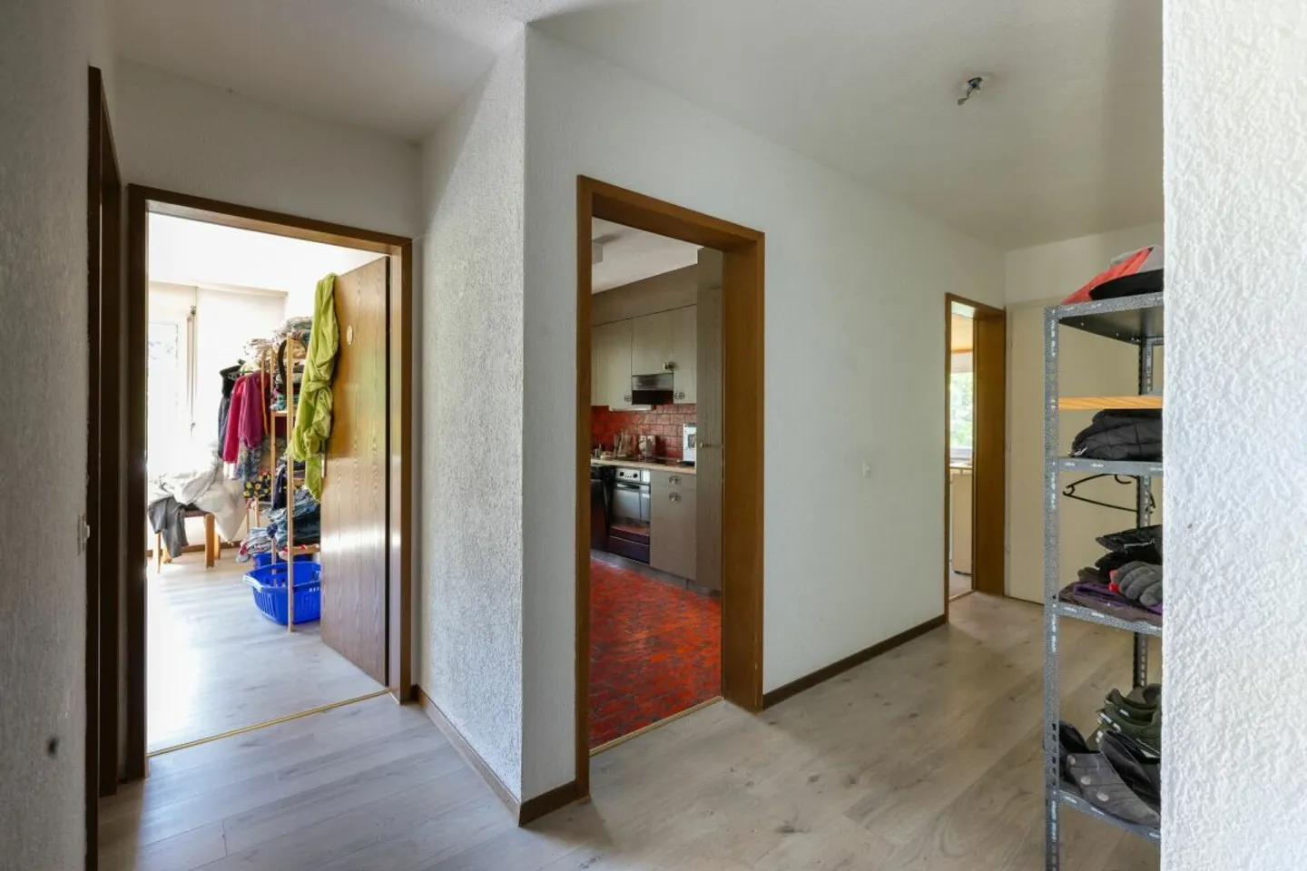 Freistehendes Einfamilienhaus mit Sonnenterrassen und Einliegerwohnung - Foto 17 von 30