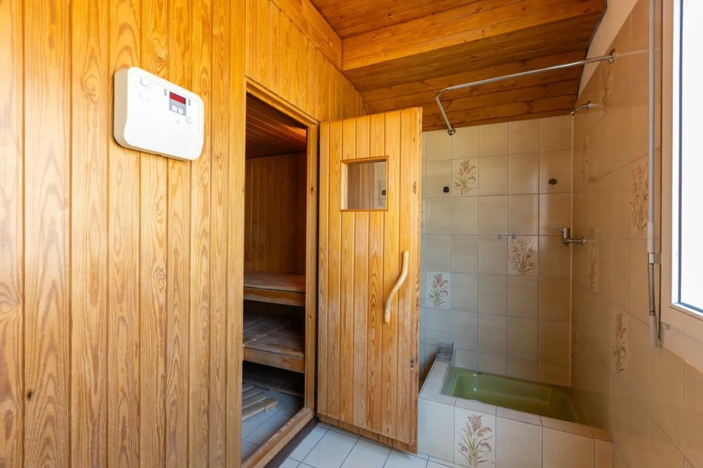 Freistehendes Einfamilienhaus mit Sonnenterrassen und Einliegerwohnung - Foto 20 von 30