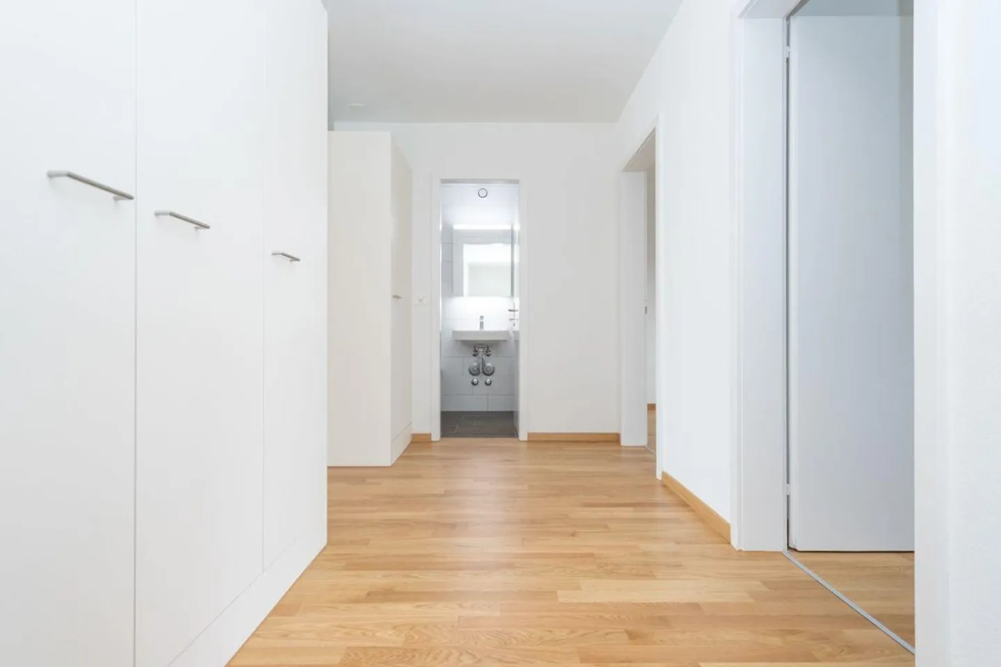 Appartement rénové au rez-de-chaussée surélevé - Photo 9 sur 11