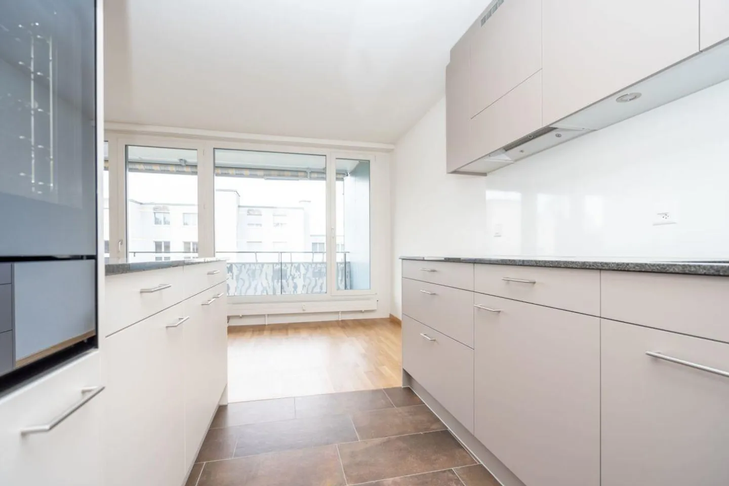 Appartement rénové au rez-de-chaussée surélevé - Photo 4 sur 11