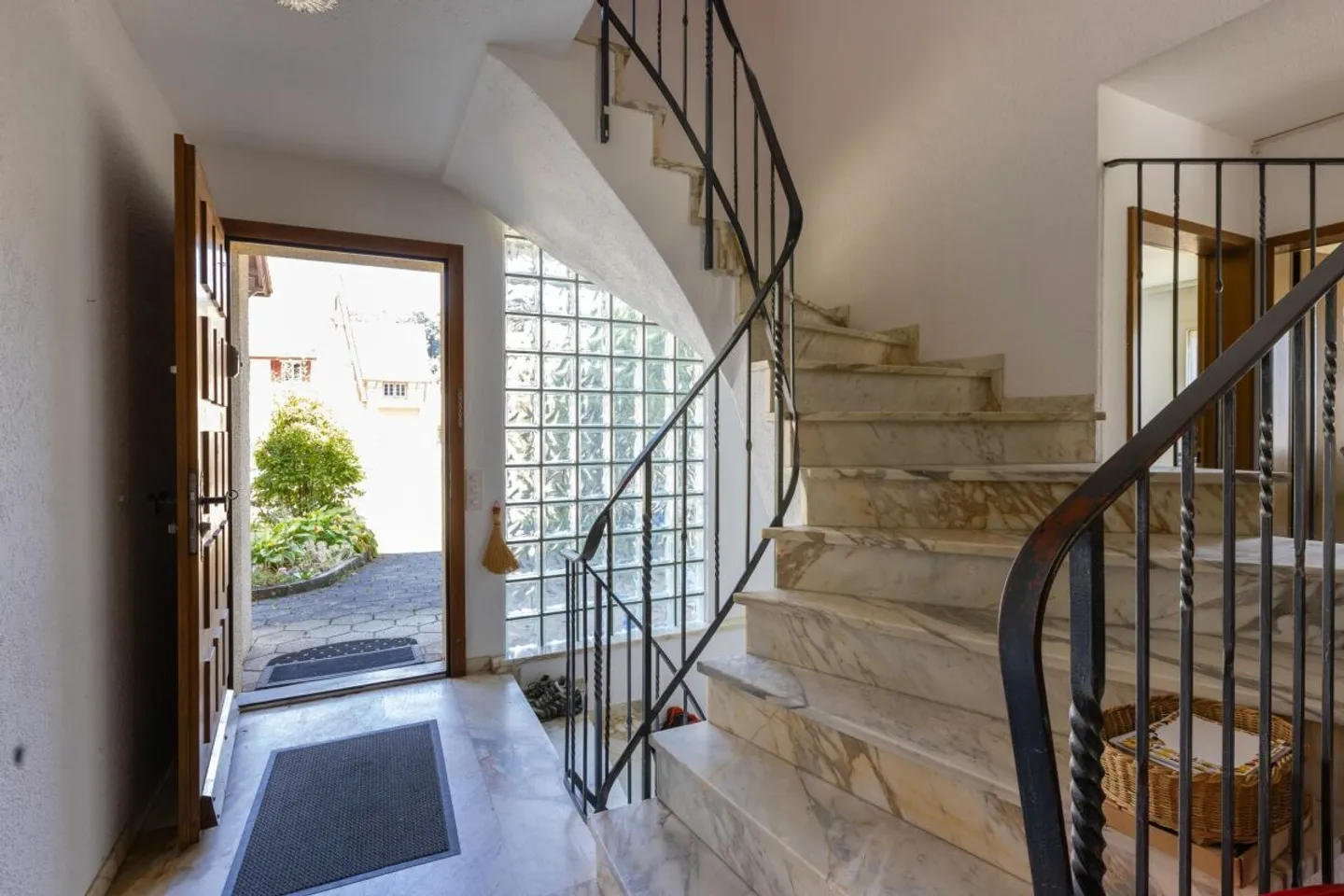 Freistehendes Einfamilienhaus mit Sonnenterrassen und Einliegerwohnung - Foto 24 von 30