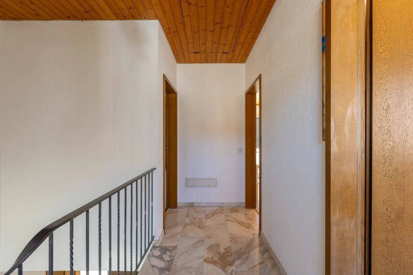 Freistehendes Einfamilienhaus mit Sonnenterrassen und Einliegerwohnung - Foto 25 von 30