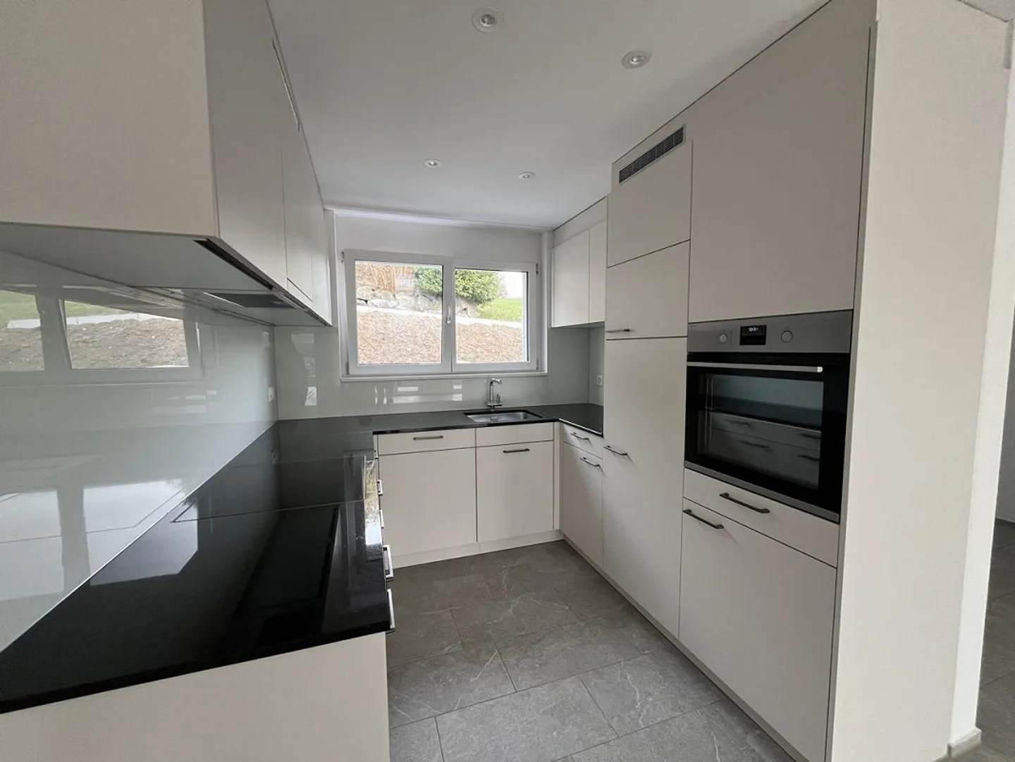 First occupancy: Well-sunny row house in Schleitheim for rent - Photo 3 of 15
