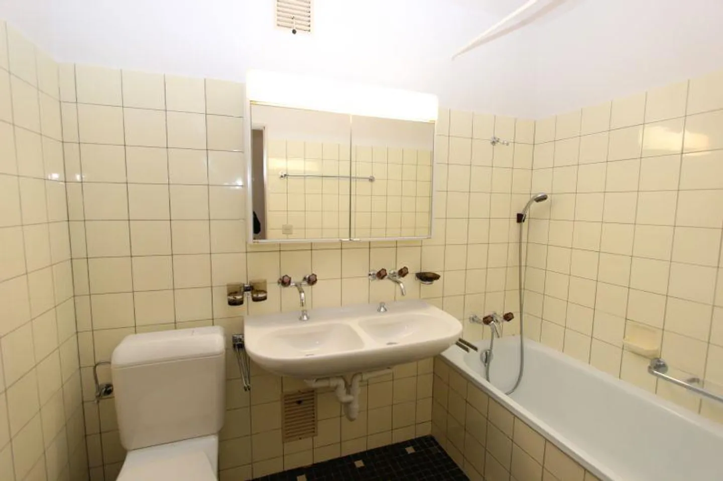 Limited: Apartment in a quiet location with 2 balconies for rent! - Photo 4 of 11