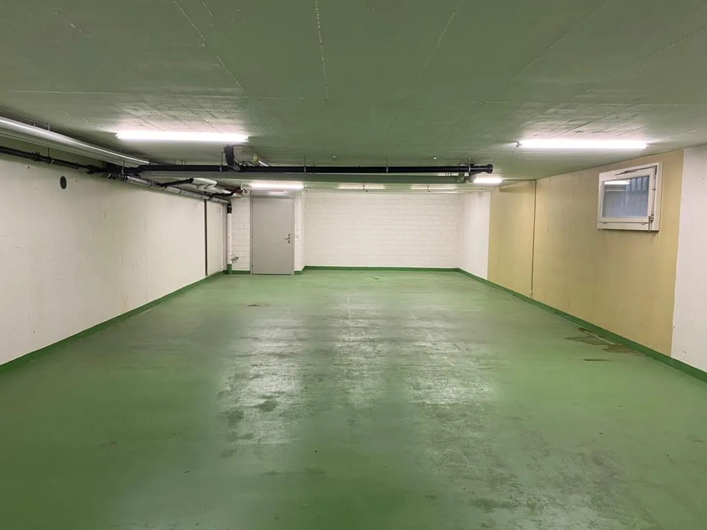 LOUER SANS CAUTION - Espace de stockage central avec accès par ascenseur - Photo 2 sur 4