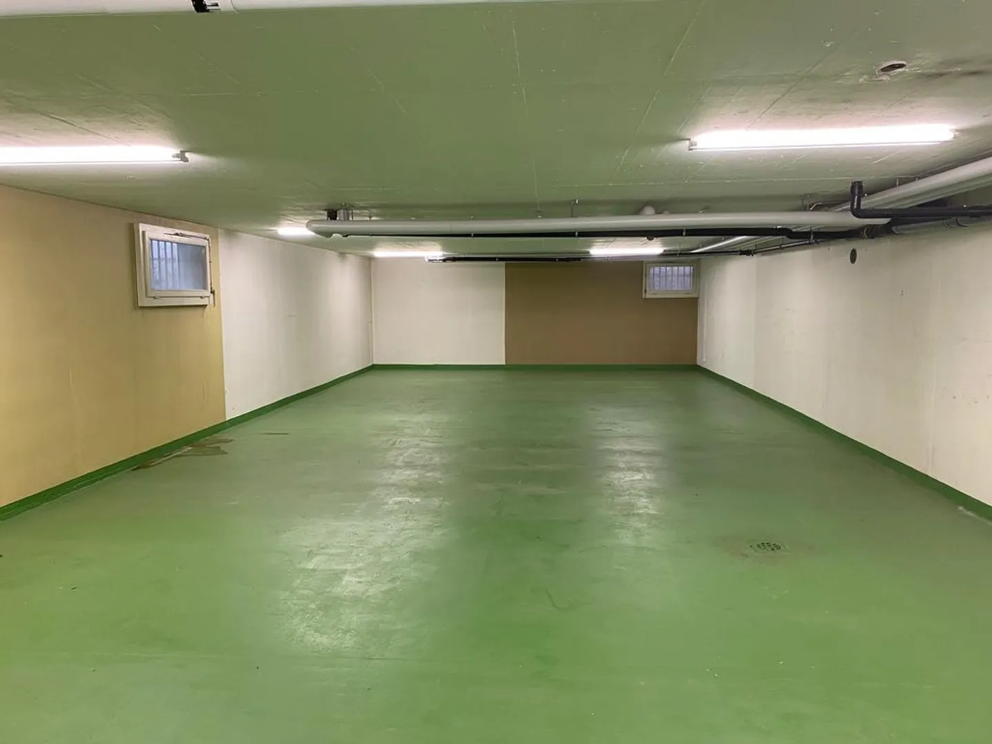 LOUER SANS CAUTION - Espace de stockage central avec accès par ascenseur - Photo 3 sur 4