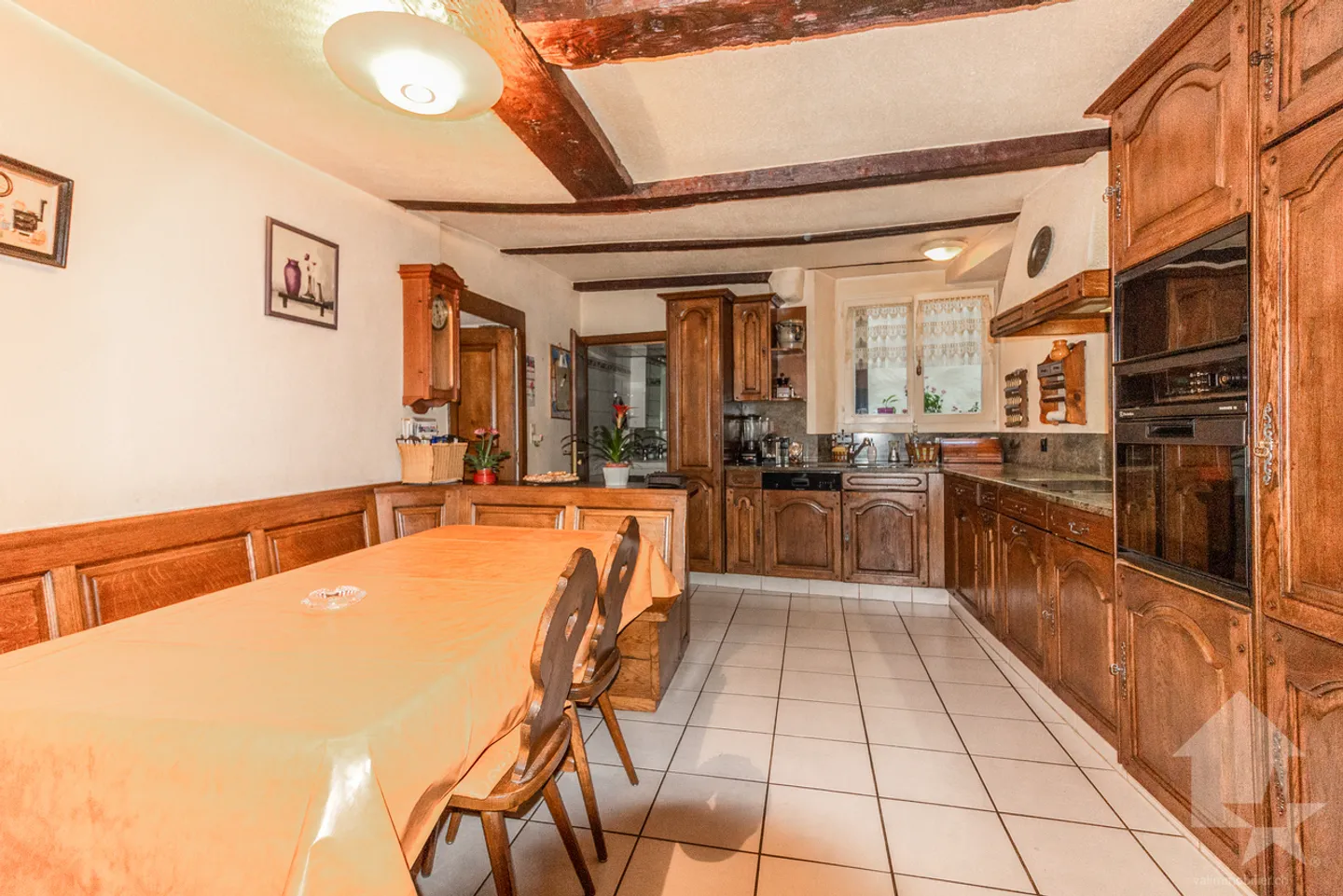 Apartment with 4 rooms in a historic building of the old town - Photo 4 of 13