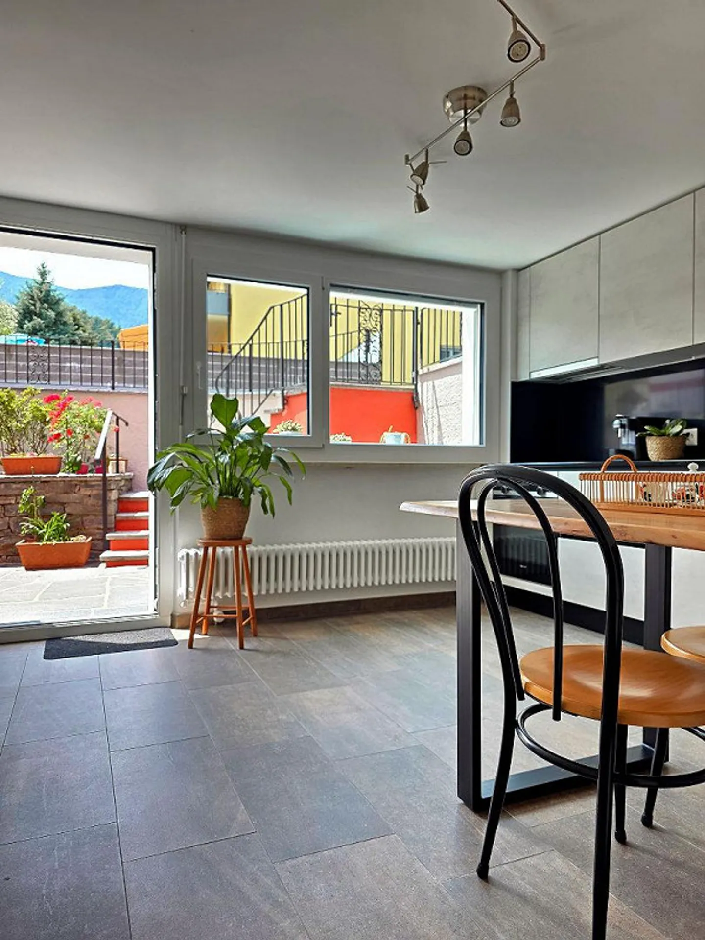 Renovated two-room apartment with terrace and independent entrance in Losone... - Photo 4 of 13