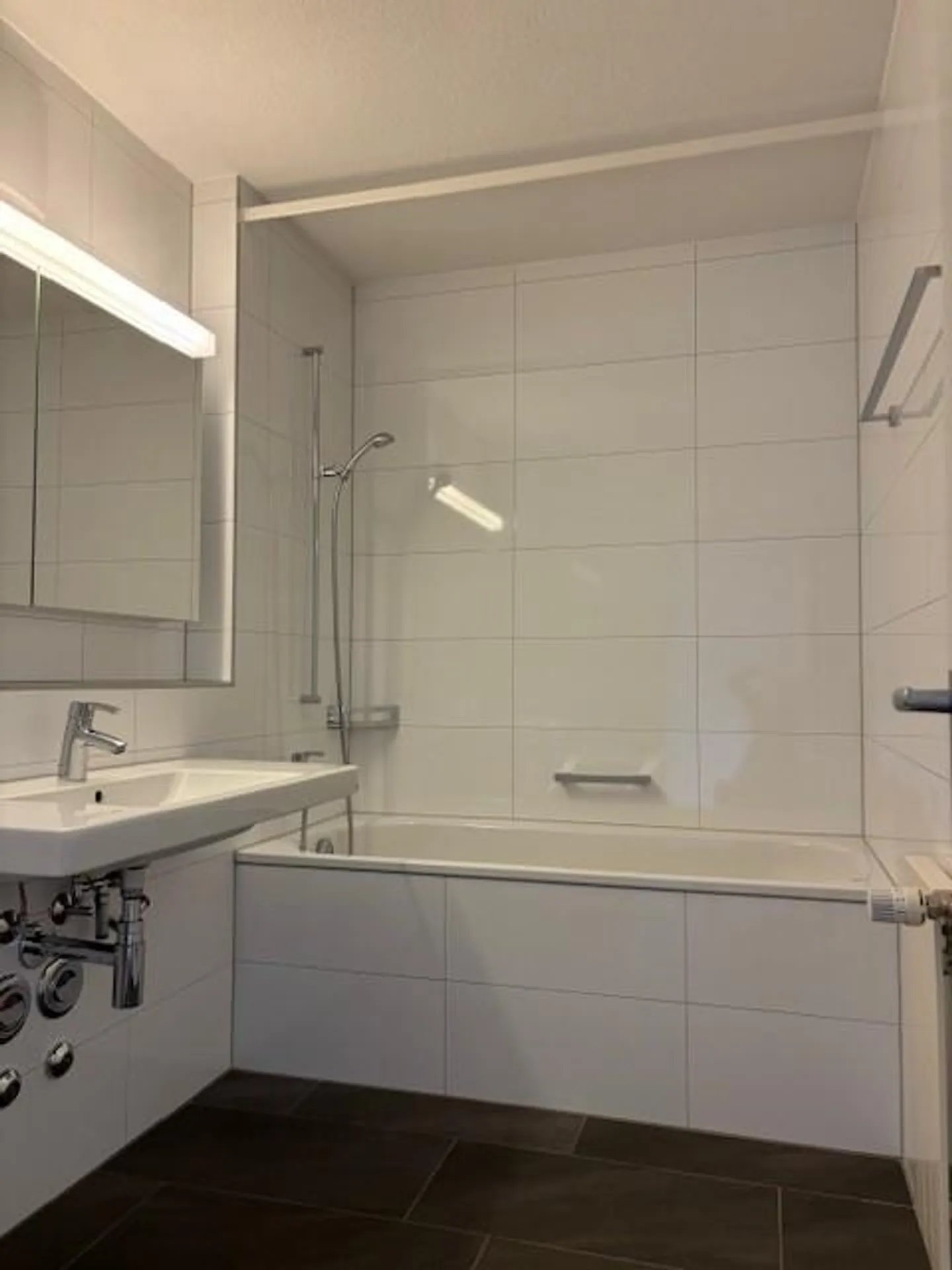 Appartement moderne et spacieux avec un balcon ensoleillé - Photo 4 sur 7