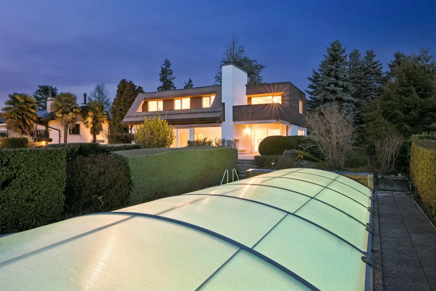 Villa mit Pool und Seeblick - Foto 1 von 13