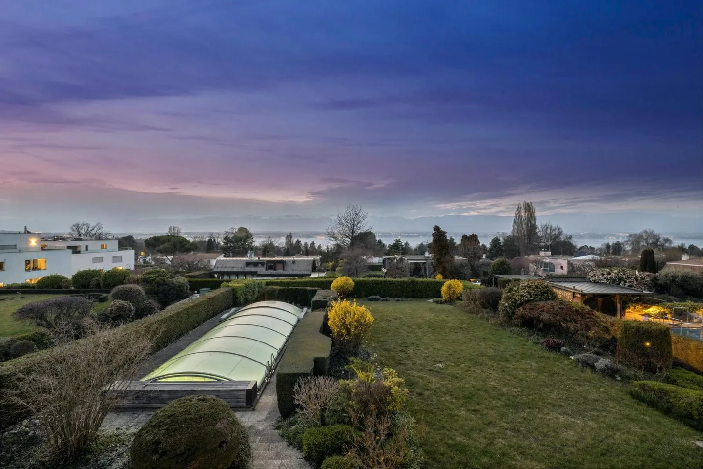 Villa mit Pool und Seeblick - Foto 8 von 13