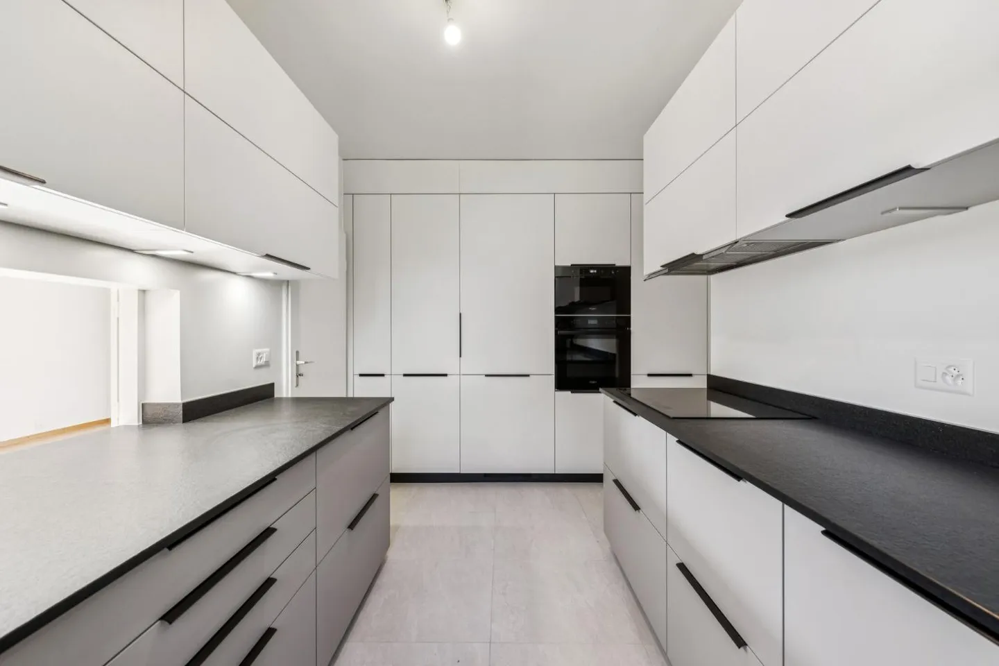 Villa mit Pool und Seeblick - Foto 4 von 13