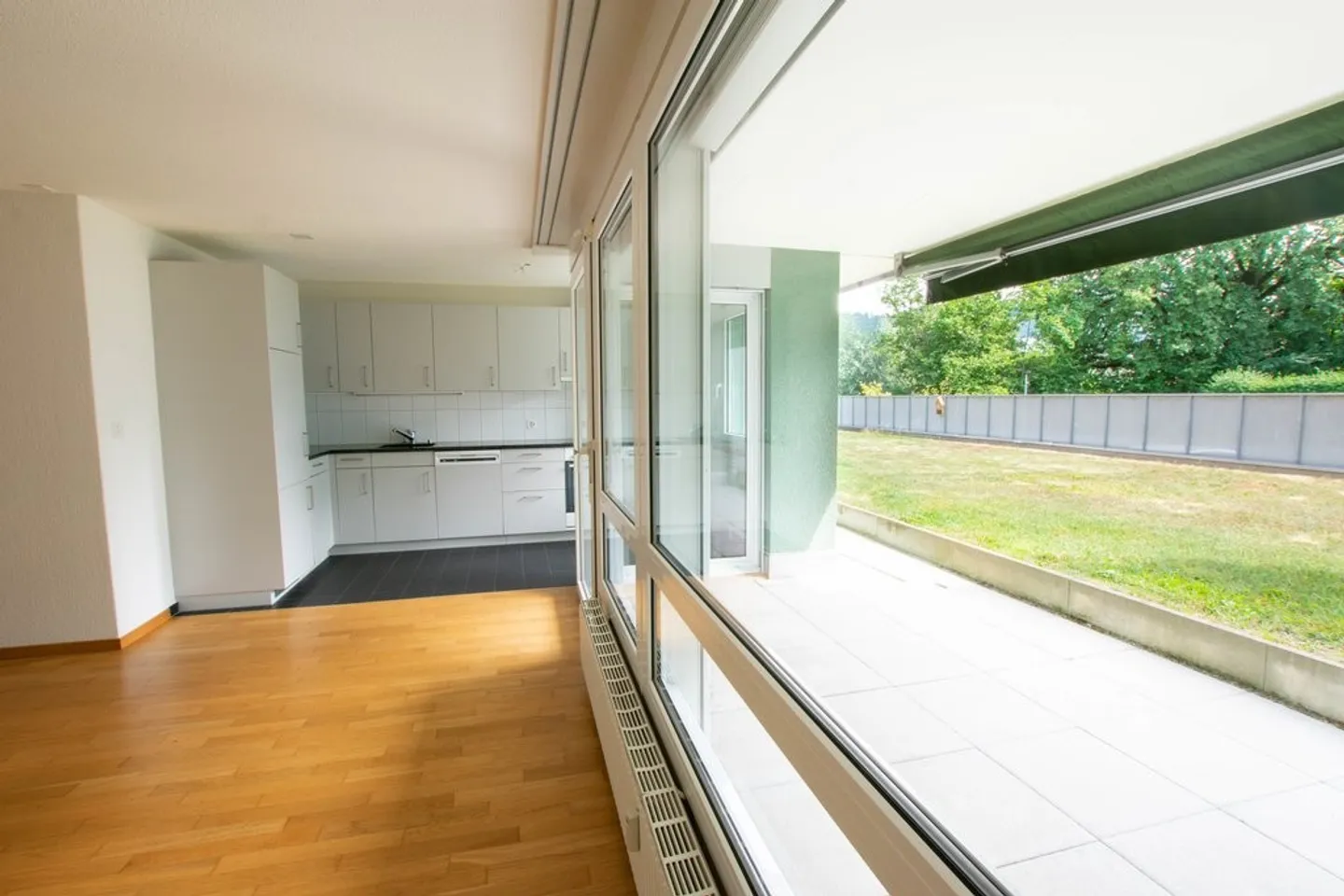 Zona residenziale tranquilla con terrazza soleggiata - Foto 2 di 11