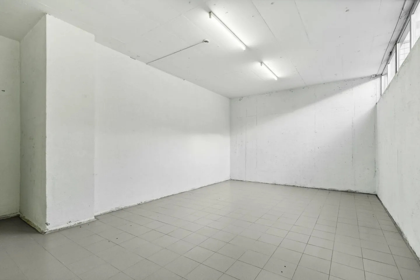 Spazio di stoccaggio di 68m2 in una posizione ideale vicino all'A14 - Foto 5 di 13