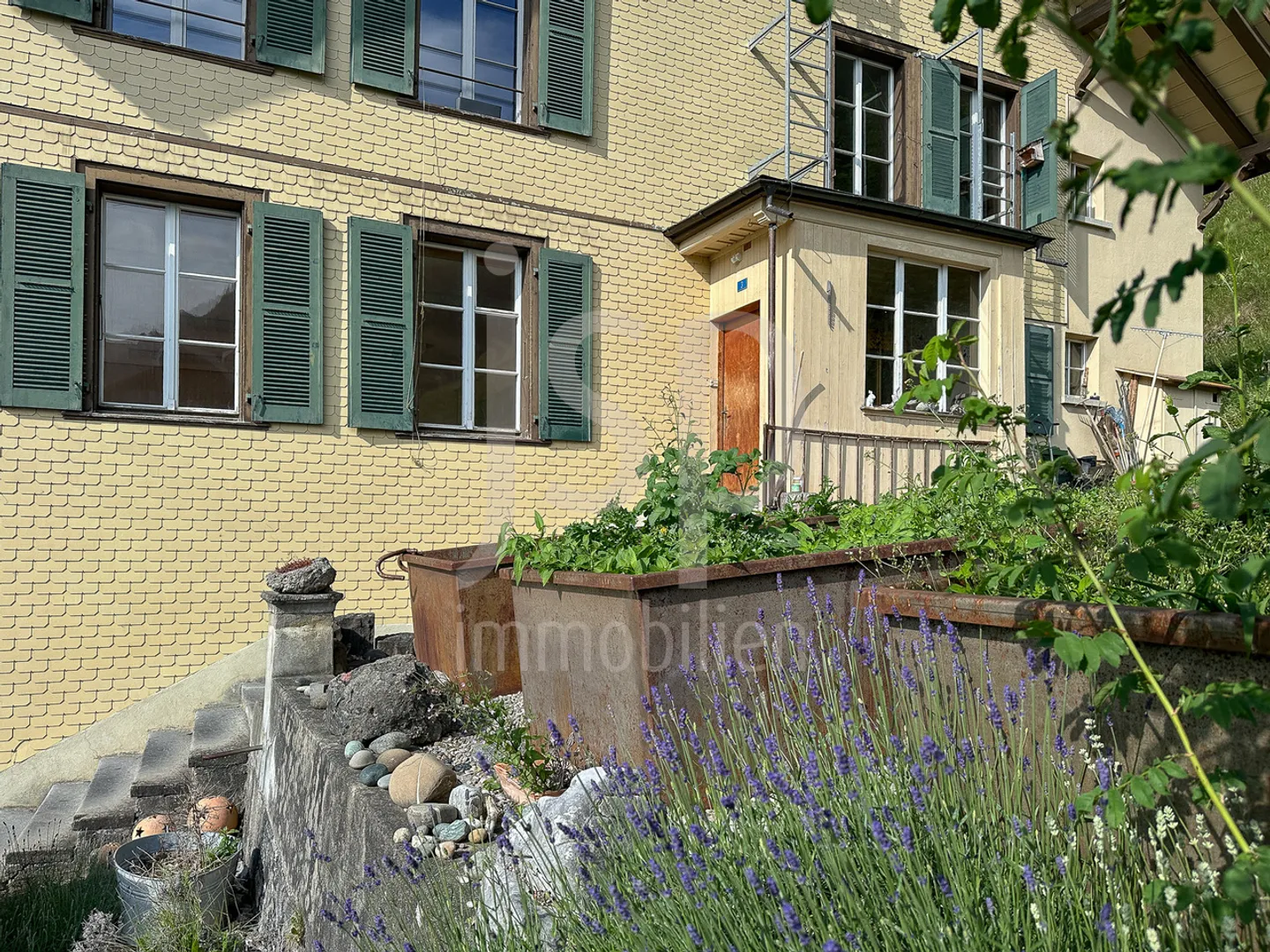 Historisches Schulhaus mit modernem Wohnen - Foto 4 von 13