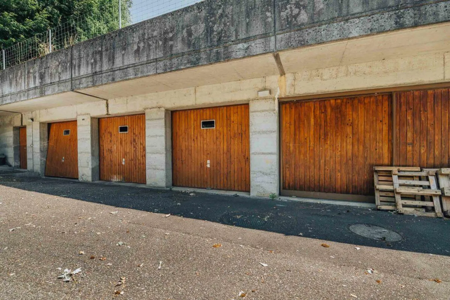 3-Party MFH with many ancillary rooms + garages - Photo 2 of 12