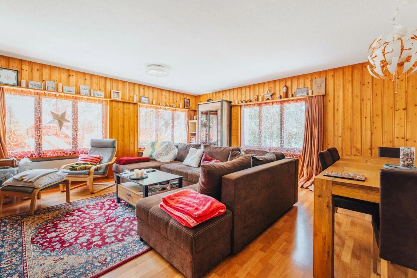 3-Party MFH with many ancillary rooms + garages - Photo 4 of 12