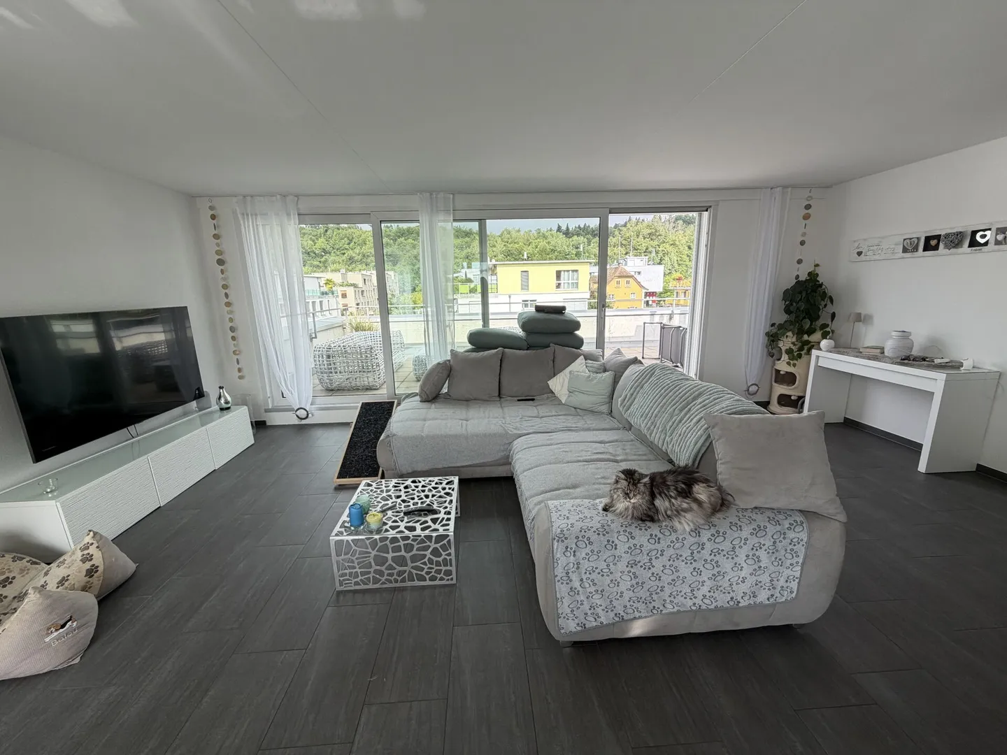 Ici vit le Wow - Penthouse de 4,5 pièces à Hausen - Vivre au-dessus des toits avec style - Photo 1 sur 16