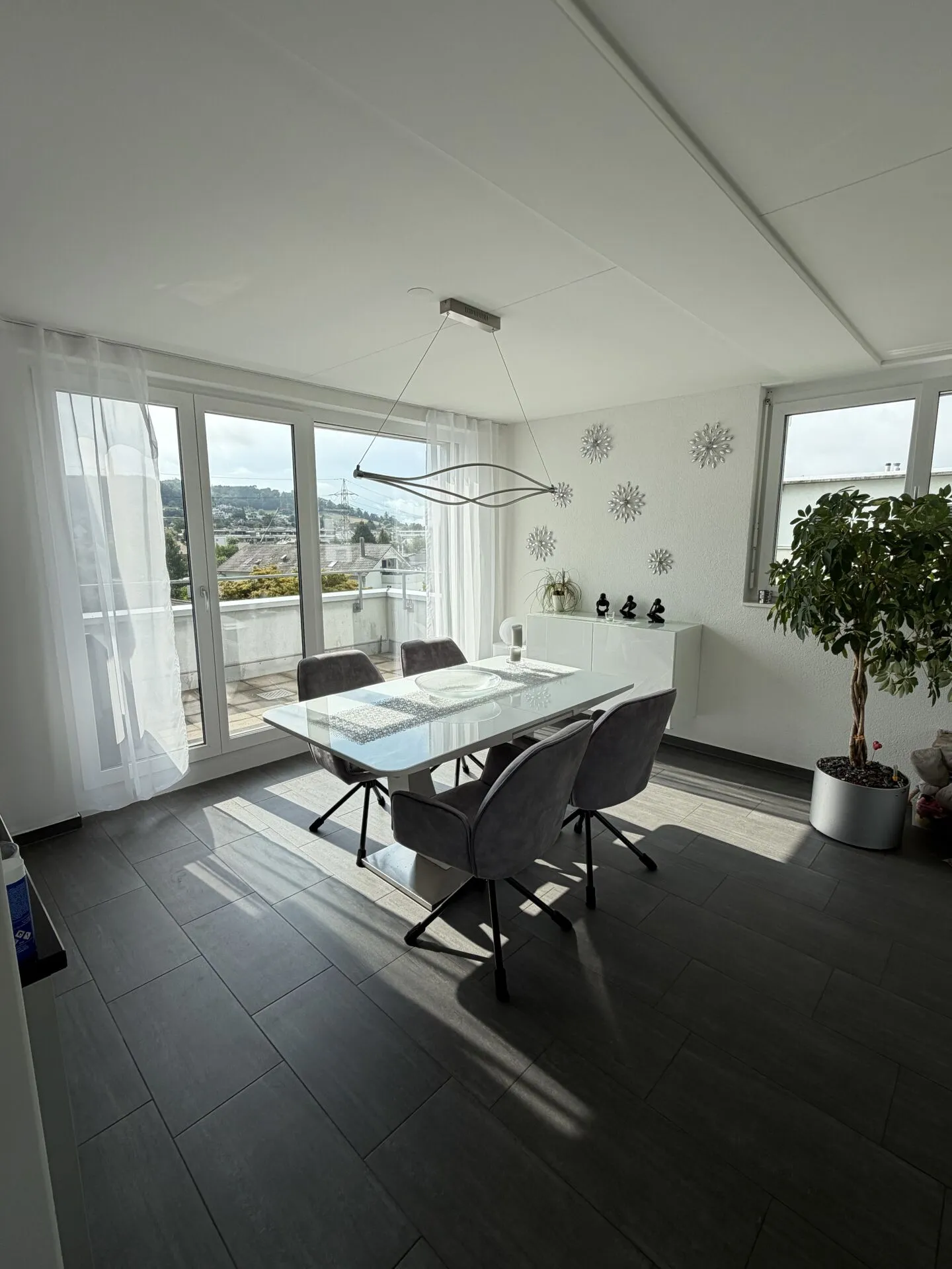 Ici vit le Wow - Penthouse de 4,5 pièces à Hausen - Vivre au-dessus des toits avec style - Photo 2 sur 16