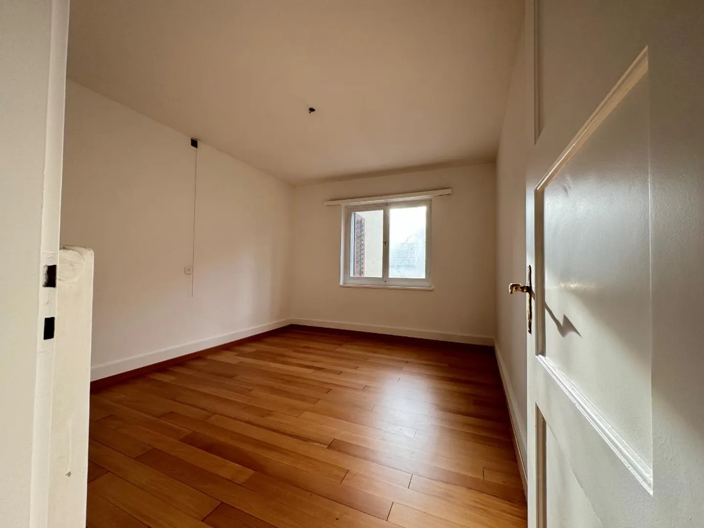 Bright 4.5-room old building apartment without balcony - Photo 3 of 9