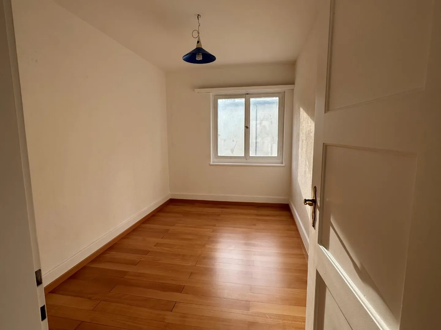 Bright 4.5-room old building apartment without balcony - Photo 4 of 9