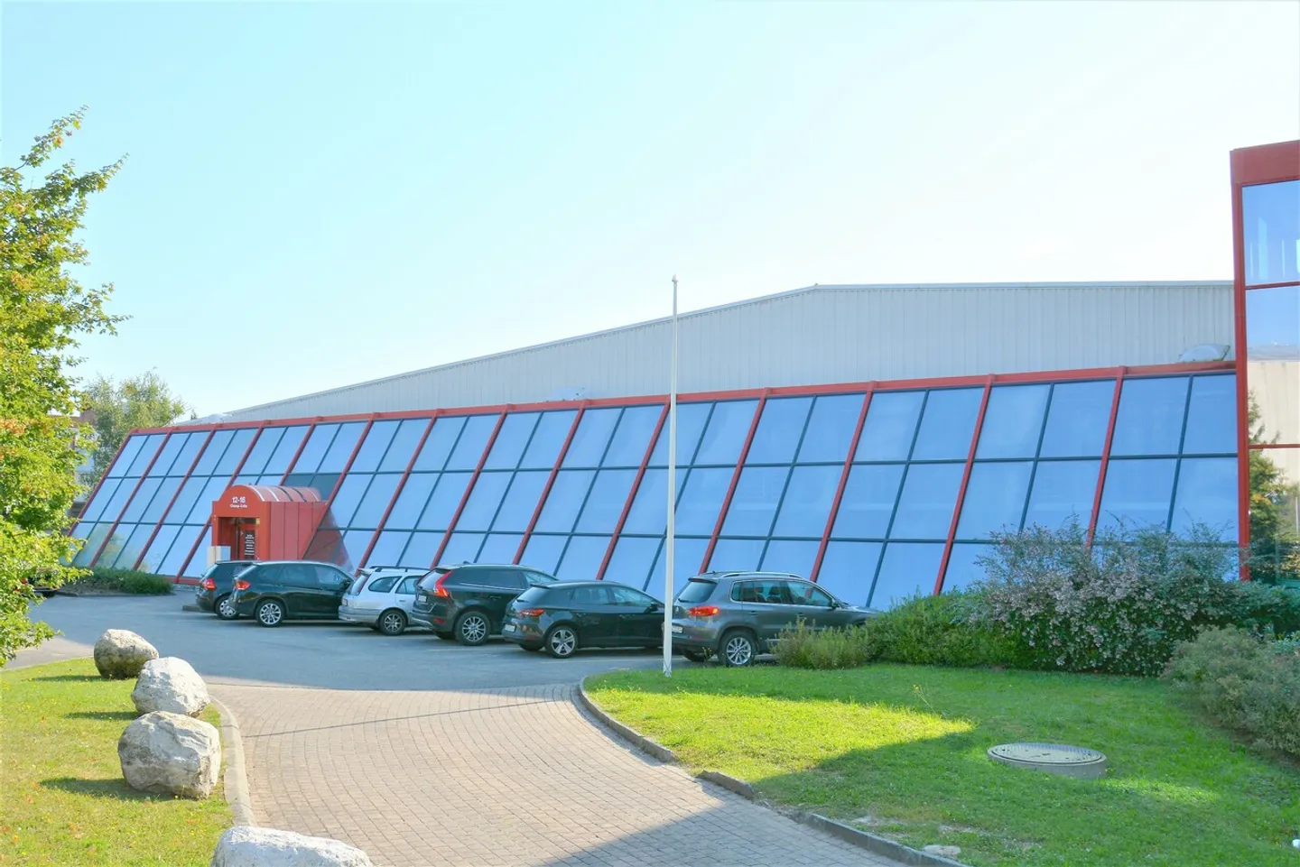 Opportunité - Au cœur de la zone industrielle de Champ-Colin - Belle surface de 116 m2 - Photo 1 sur 3