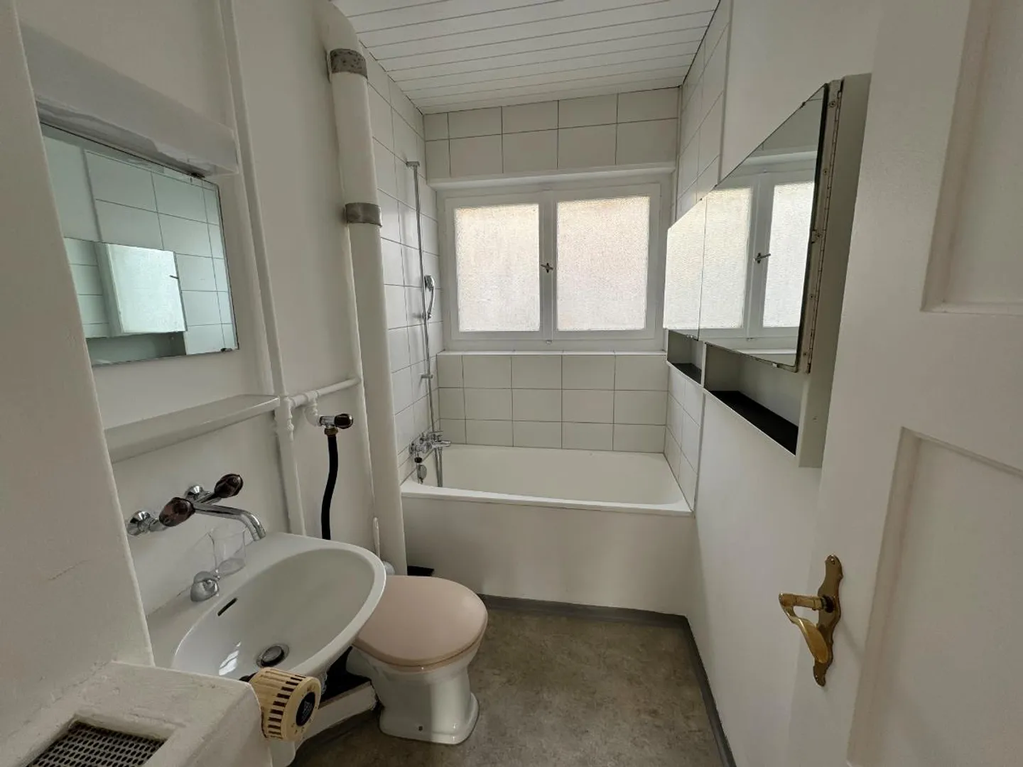 Bright 4.5-room old building apartment without balcony - Photo 8 of 9