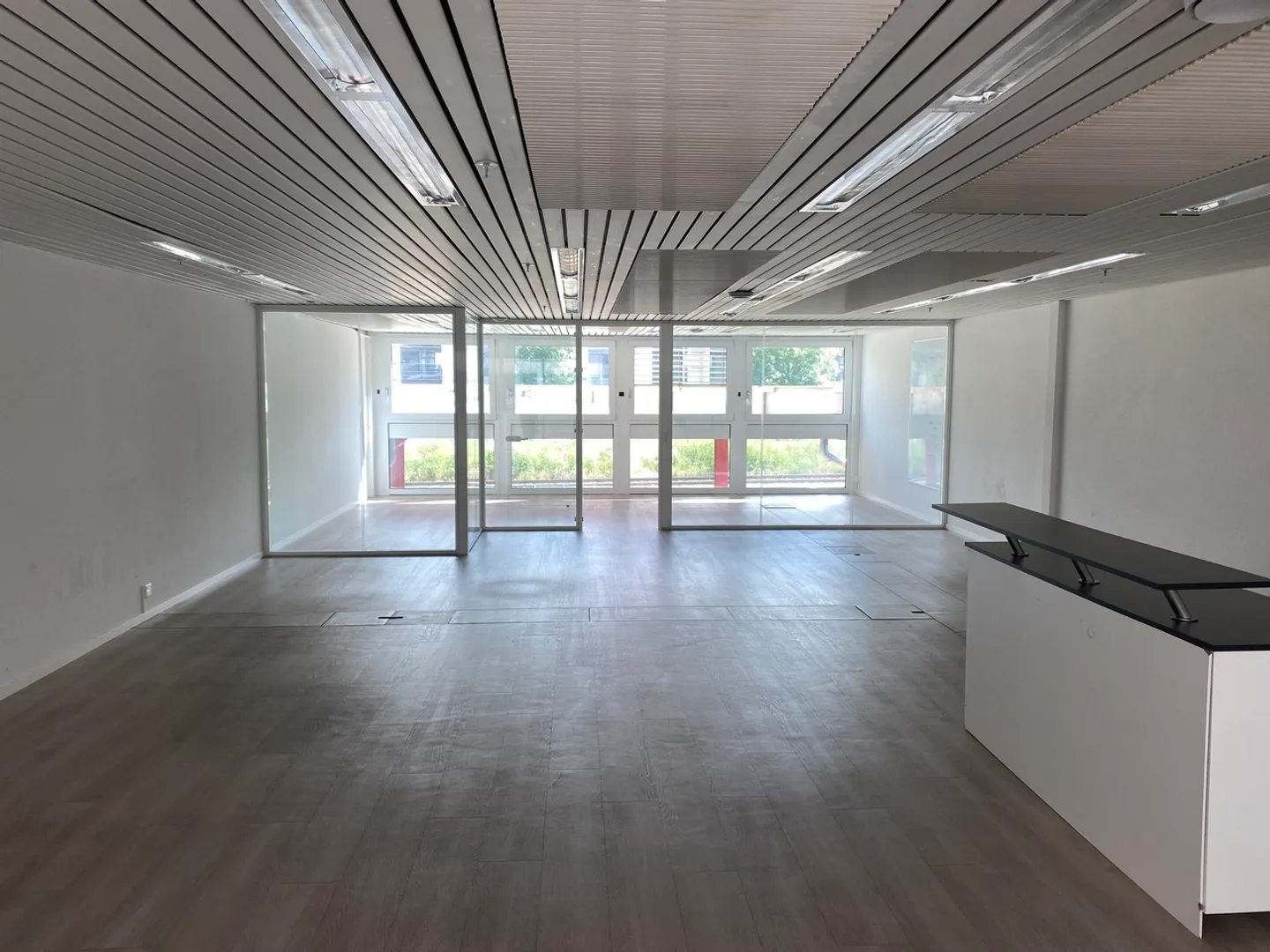 Opportunité - Au cœur de la zone industrielle de Champ-Colin - Belle surface de 116 m2 - Photo 2 sur 3