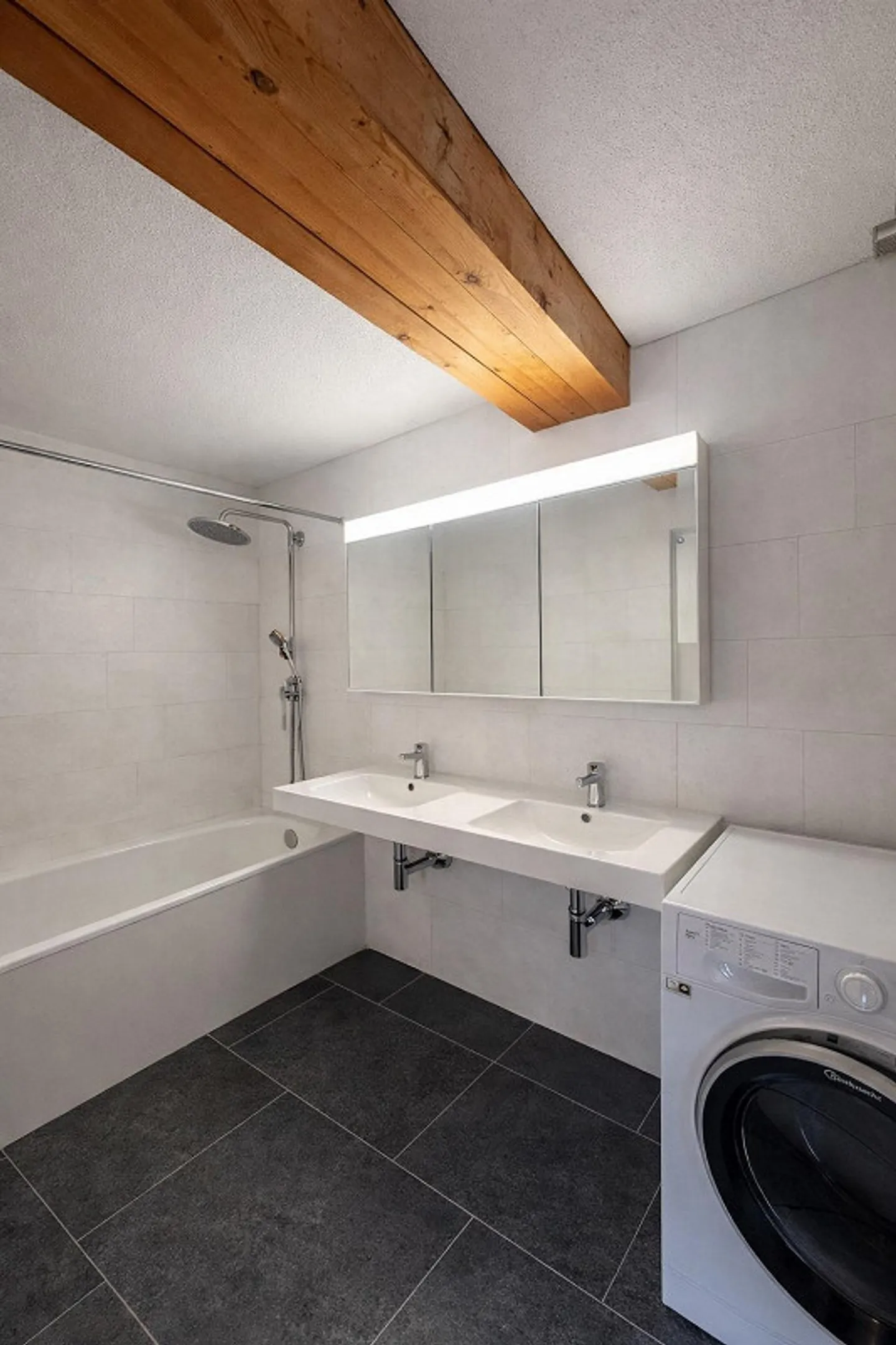 Newly renovated, stylish maisonette apartment in the village center of Tägerwilen - Photo 3 of 8