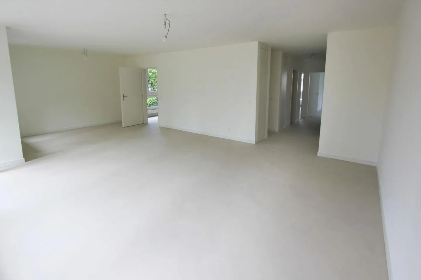 Appartamento 4.5 stanze recentemente ristrutturato vicino alla Scuola Internazionale - Foto 3 di 13