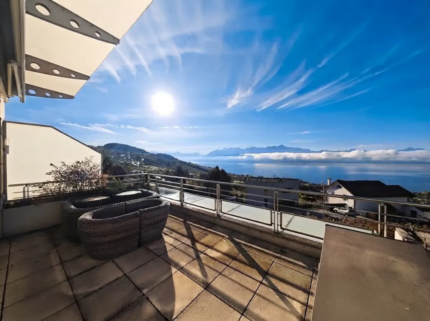 180-degree panoramic view of Lake Geneva - Spacious 4.5 rooms - Photo 1 of 10