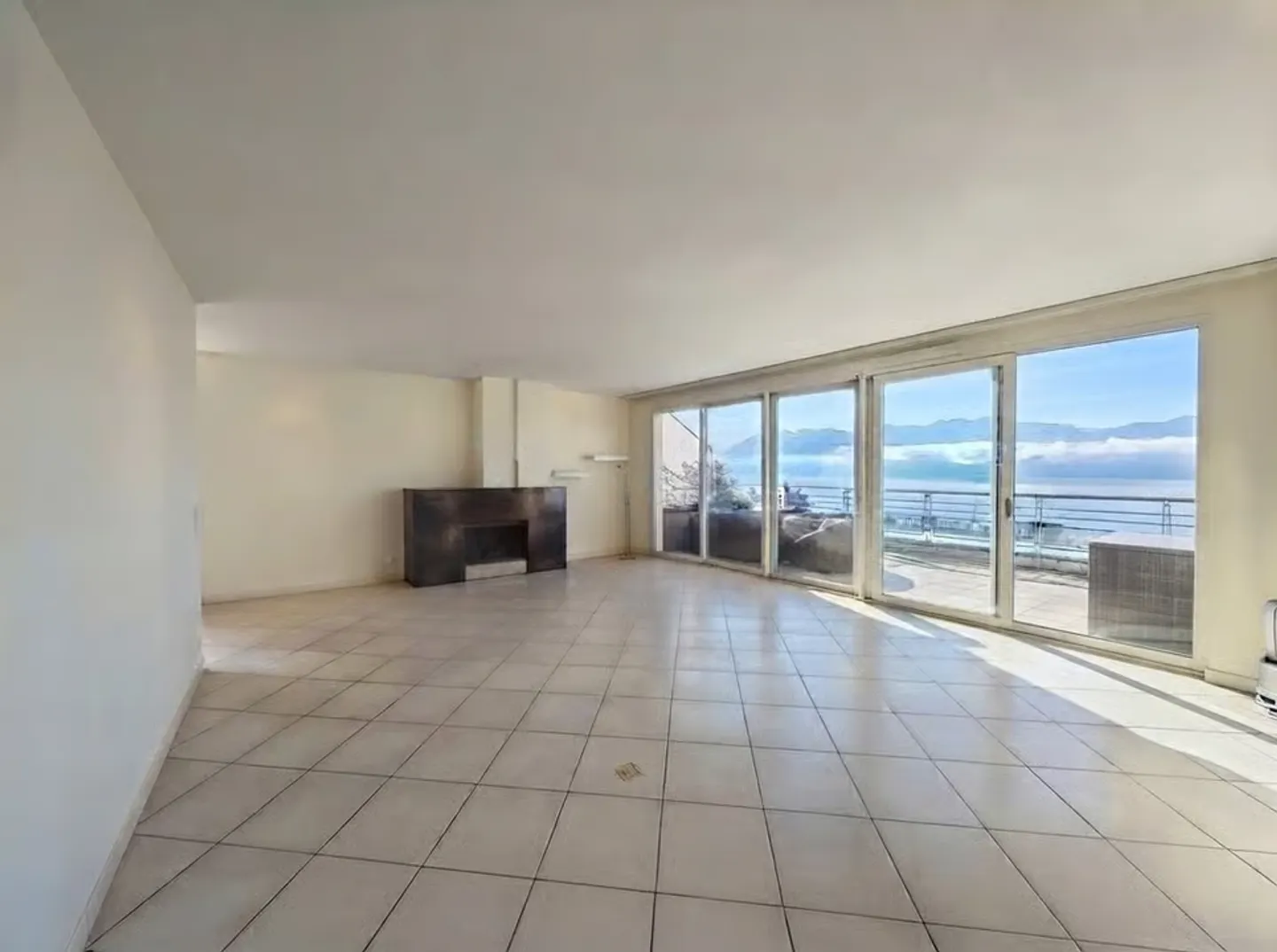 180-degree panoramic view of Lake Geneva - Spacious 4.5 rooms - Photo 3 of 10