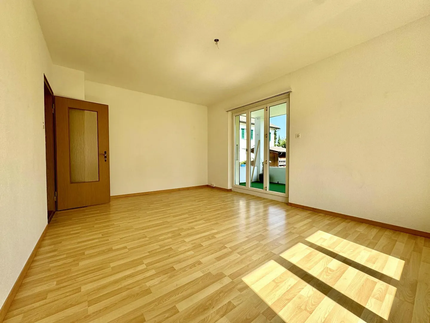 Grosszügige Wohnung mit grosser Terrasse - Foto 3 von 8
