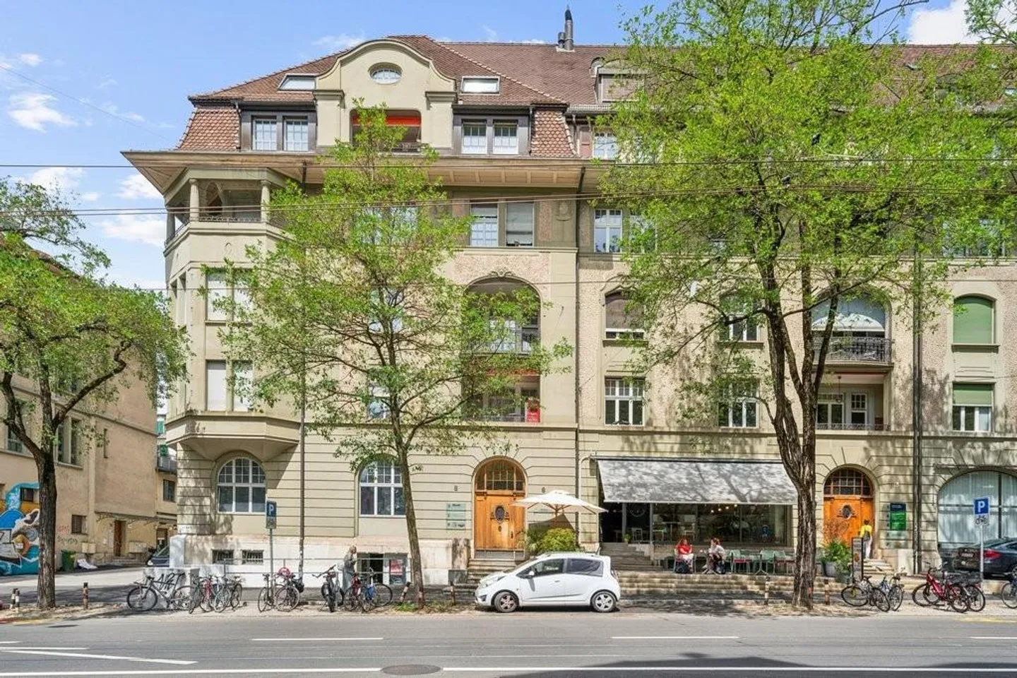 Locaux centraux dans le style ancien - idéal pour bureau ou cabinet ! - Photo 1 sur 11