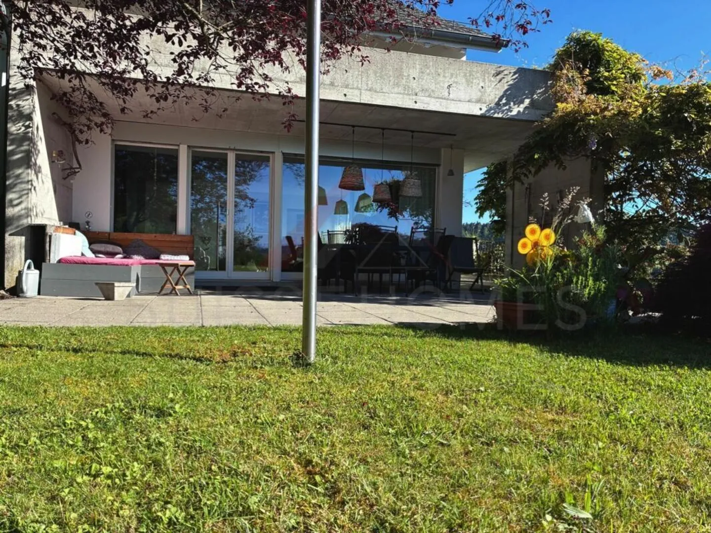Charming 6.5-room single-family house with geothermal heating, double garage, and generous space - Photo 5 of 7