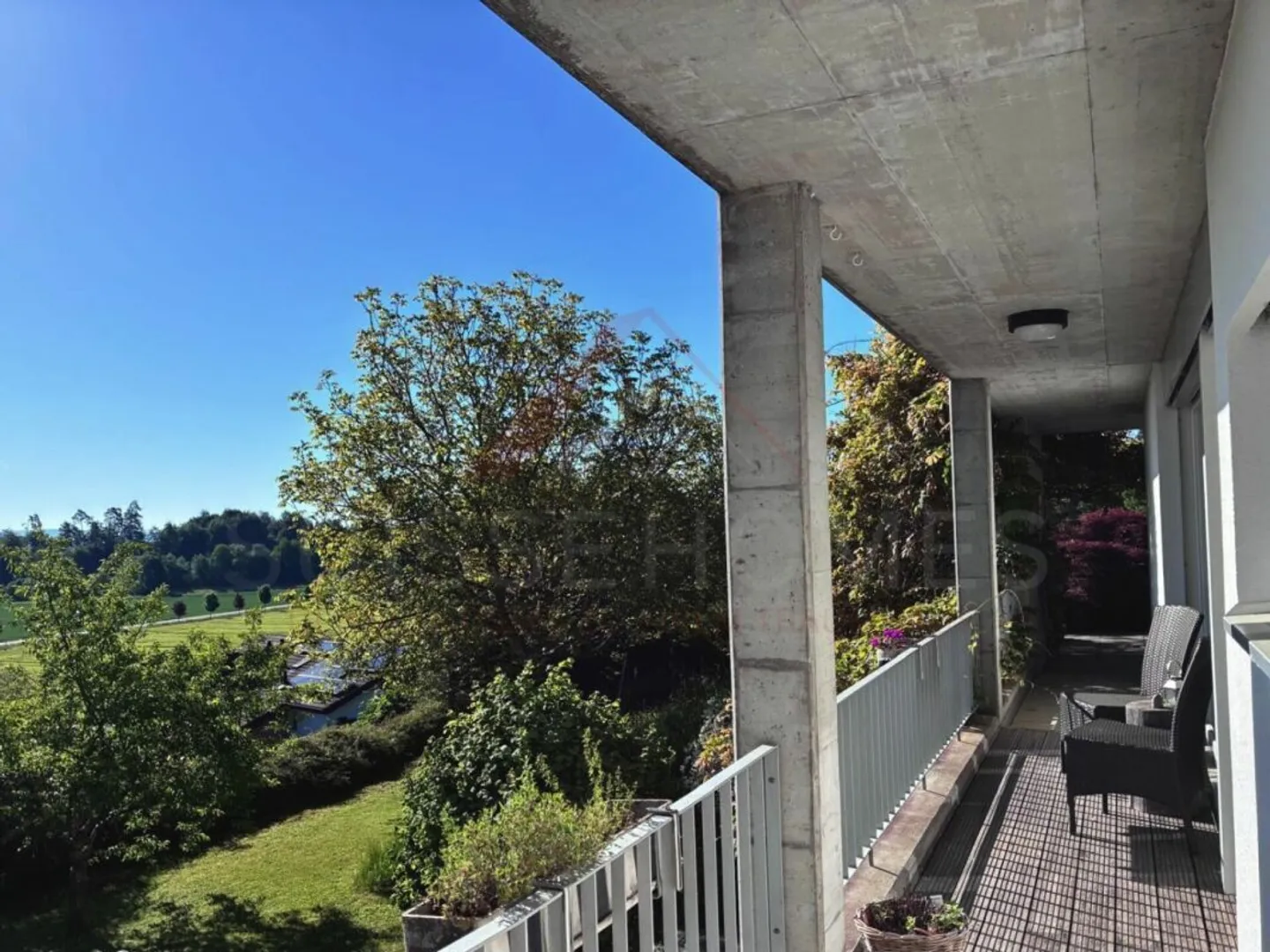 Charming 6.5-room single-family house with geothermal heating, double garage, and generous space - Photo 2 of 7
