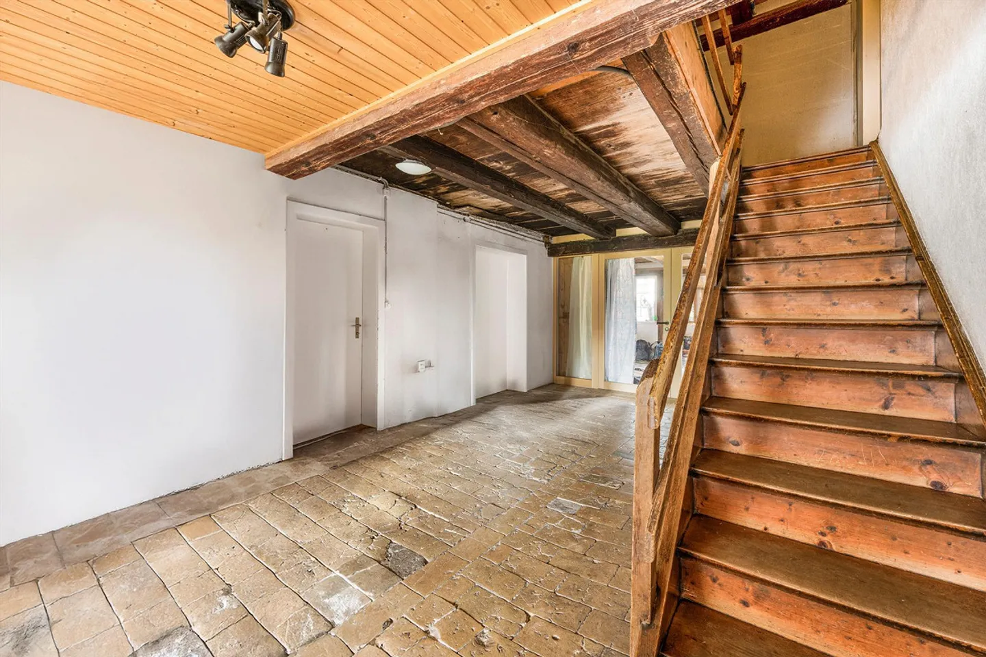 Un morceau d'histoire : Propriété unique avec utilisation polyvalente - Photo 3 sur 13