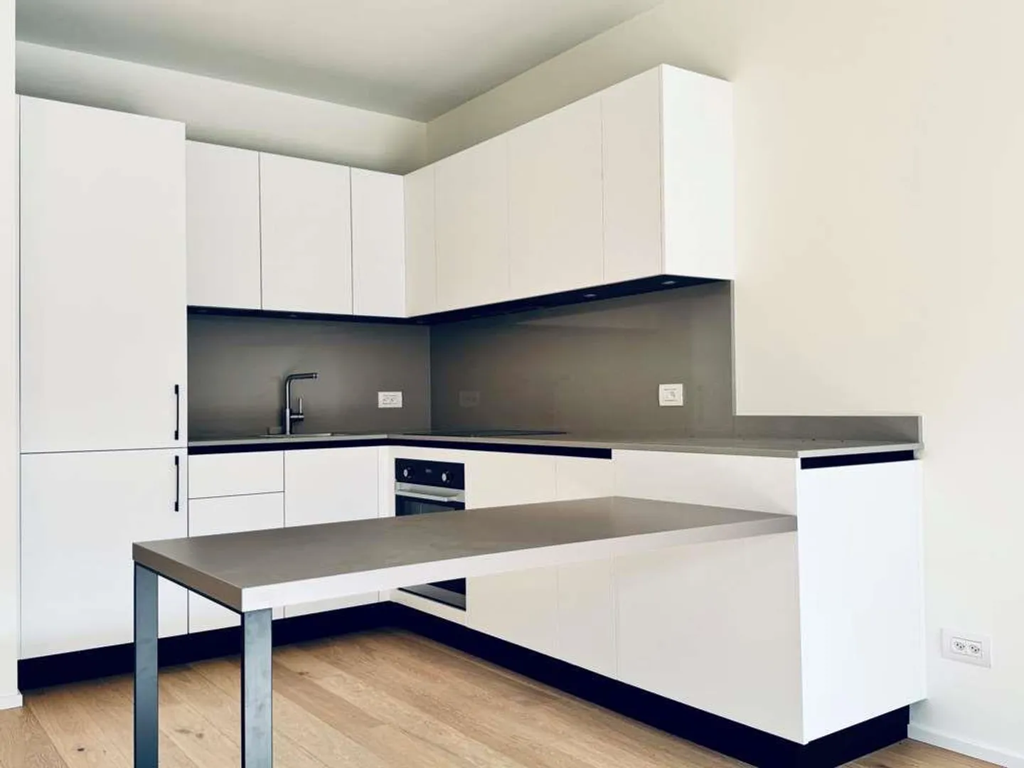 Nouvel et moderne appartement de 2,5 pièces avec jardin - Photo 2 sur 4