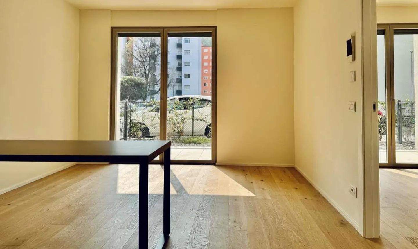 Nouvel et moderne appartement de 2,5 pièces avec jardin - Photo 3 sur 4