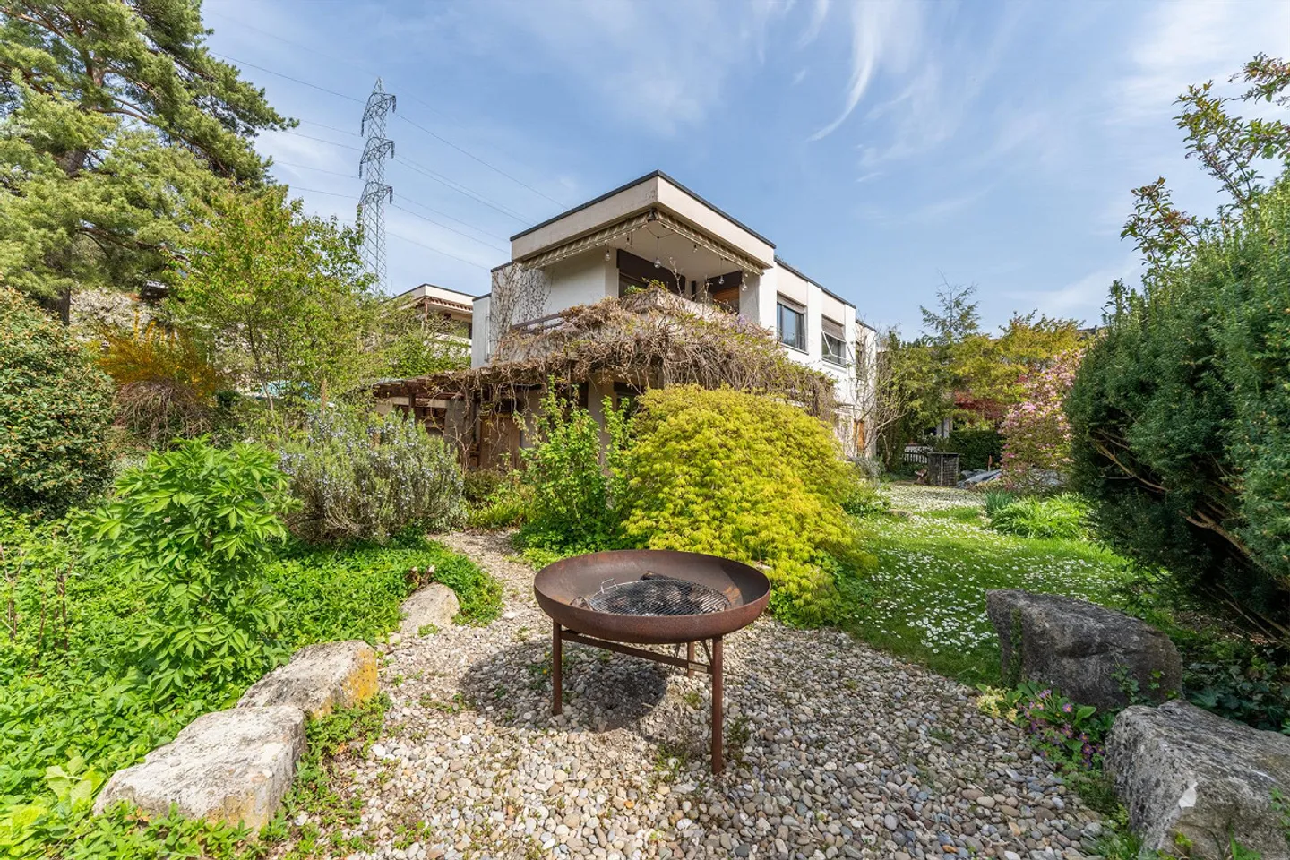 Spacious Single-Family Home with Idyllic Garden in a Quiet Location - Photo 3 of 28