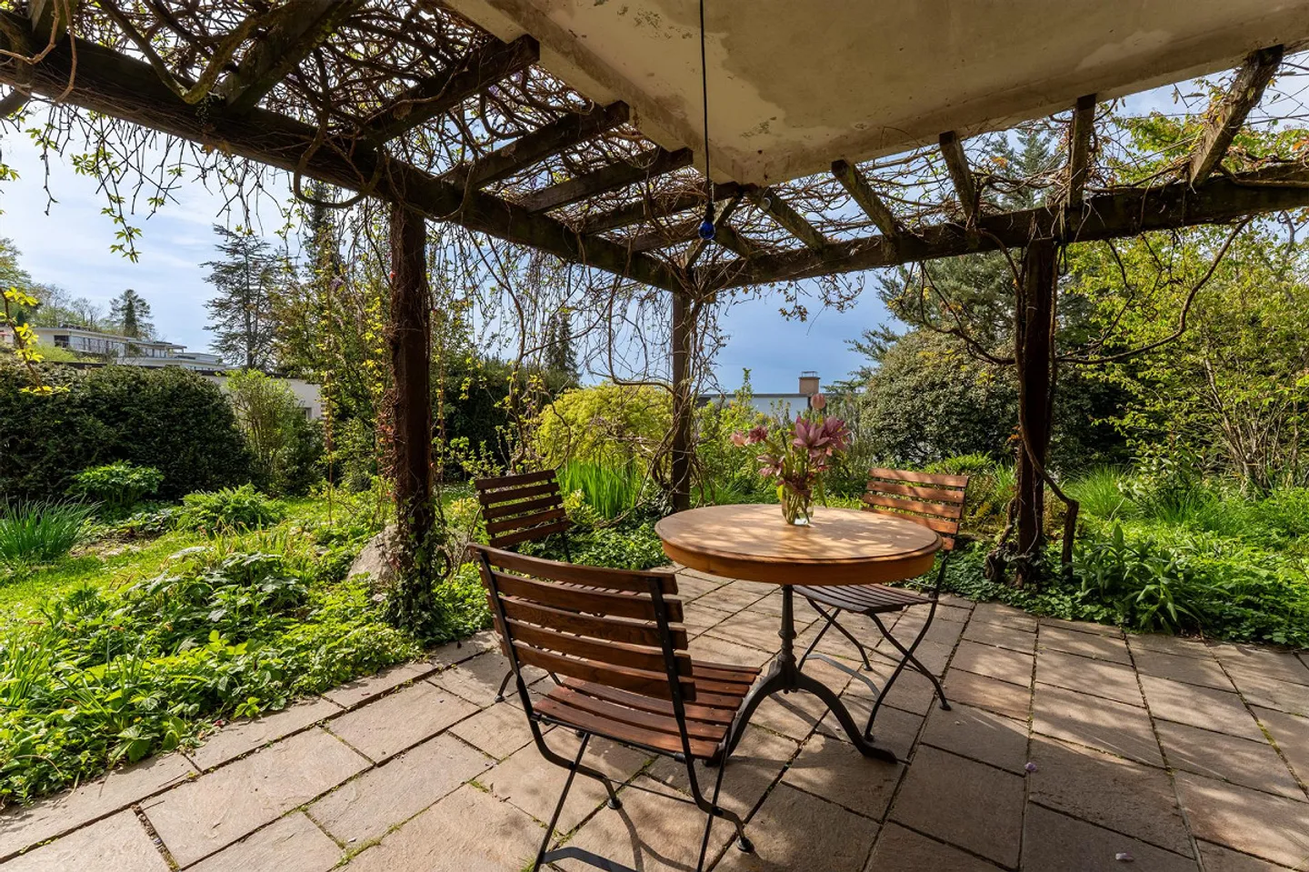 Spacious Single-Family Home with Idyllic Garden in a Quiet Location - Photo 4 of 28