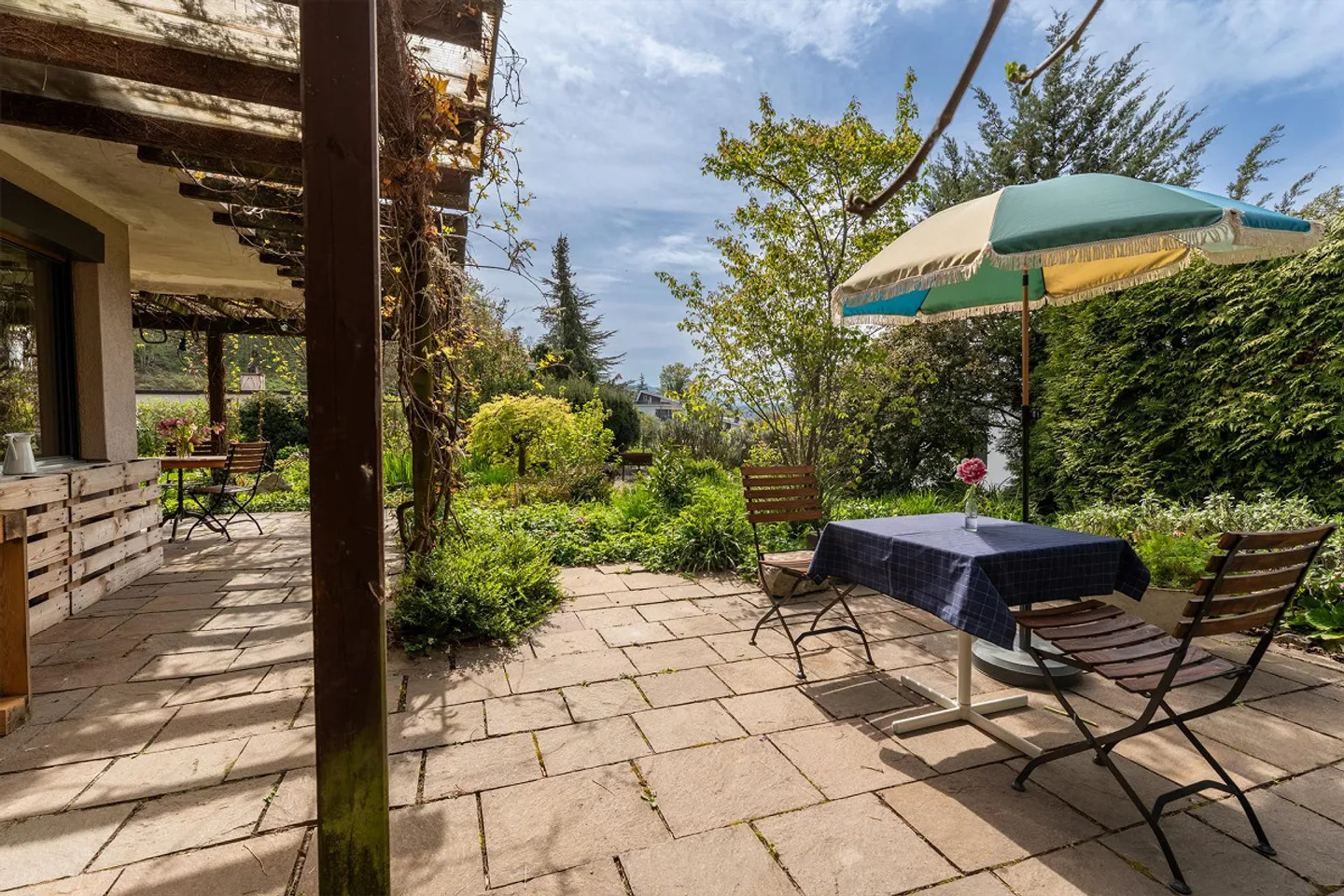 Spacious Single-Family Home with Idyllic Garden in a Quiet Location - Photo 5 of 28