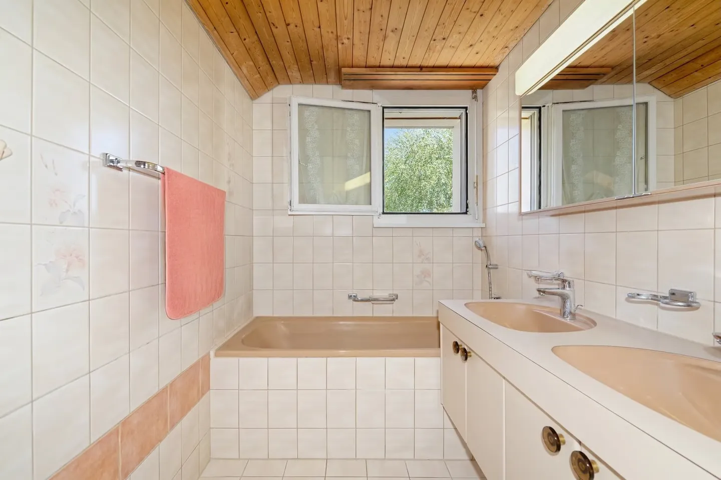 Charming single-family house with pool and large hobby room - Photo 8 of 13