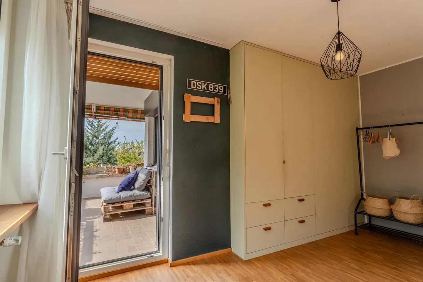 Spacious Single-Family Home with Idyllic Garden in a Quiet Location - Photo 20 of 28