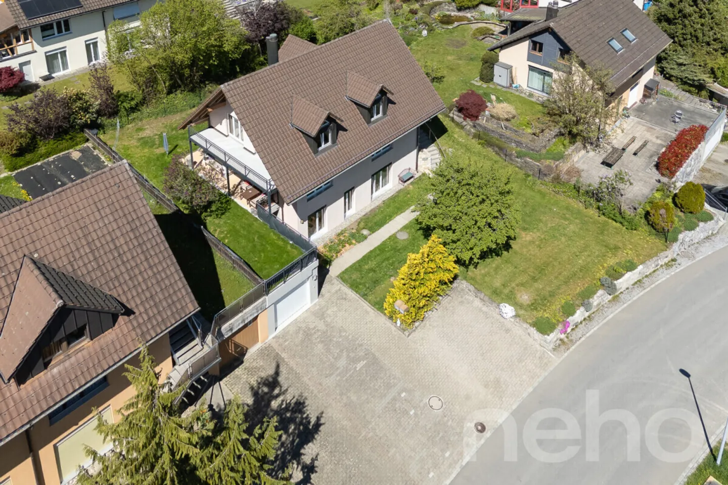 Beautiful 9-room single-family home with a separate apartment in Madetswil (ZH) - Photo 3 of 12