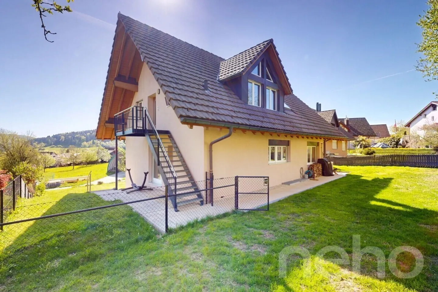 Beautiful 9-room single-family home with a separate apartment in Madetswil (ZH) - Photo 1 of 12